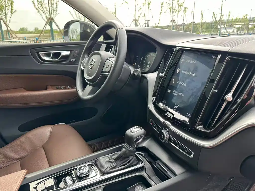 Volvo XC60 2018 — фото 9