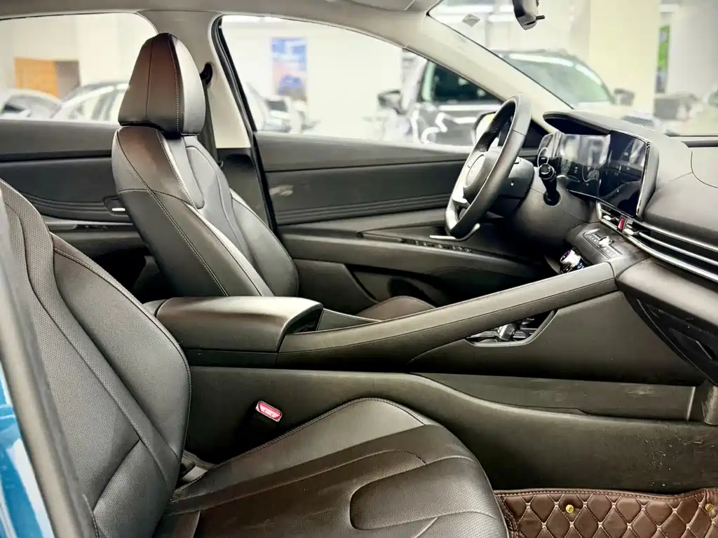 Hyundai Elantra 2023 — фото 19