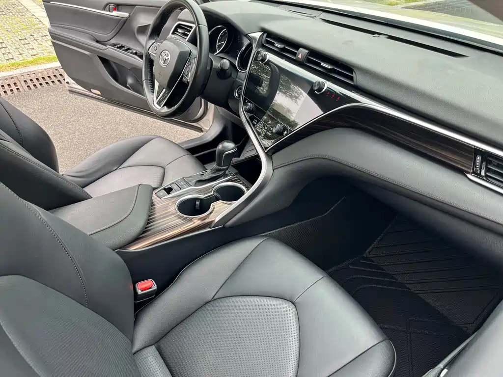 Toyota Camry 2019 — фото 23