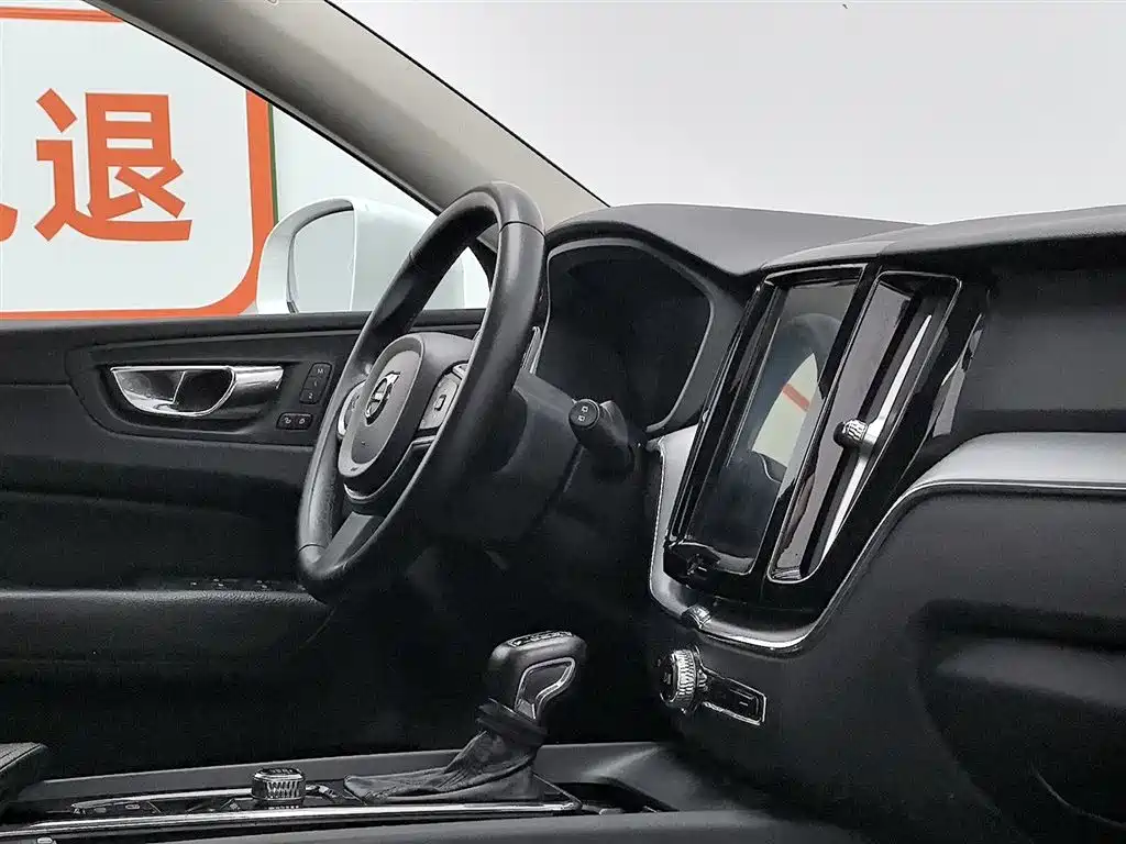 Volvo XC60 2018 — фото 22