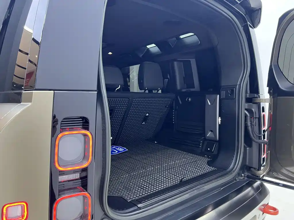 Land Rover Defender 2023 — фото 9