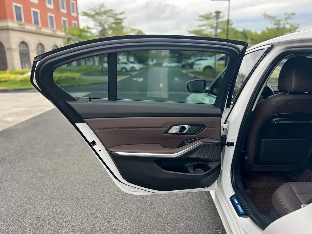 BMW 3 Series 2019 — фото 14
