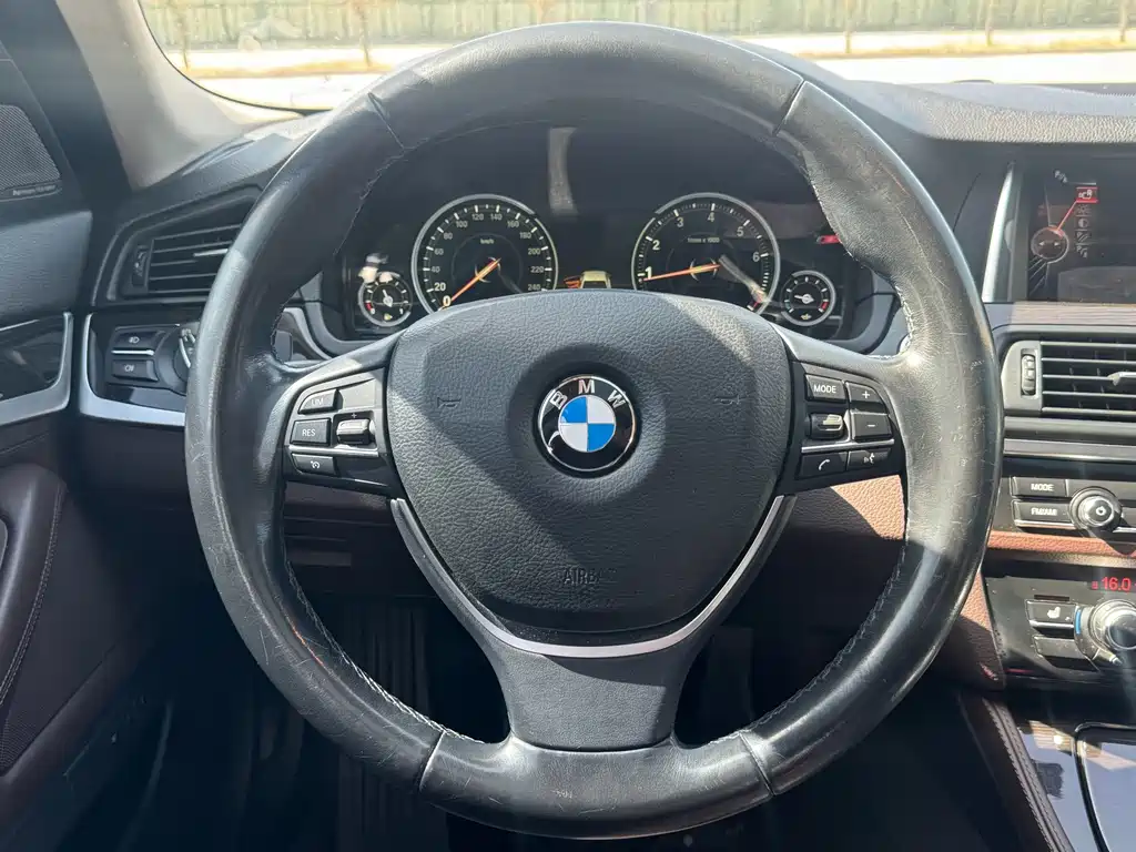 BMW 5 Series 2016 — фото 12