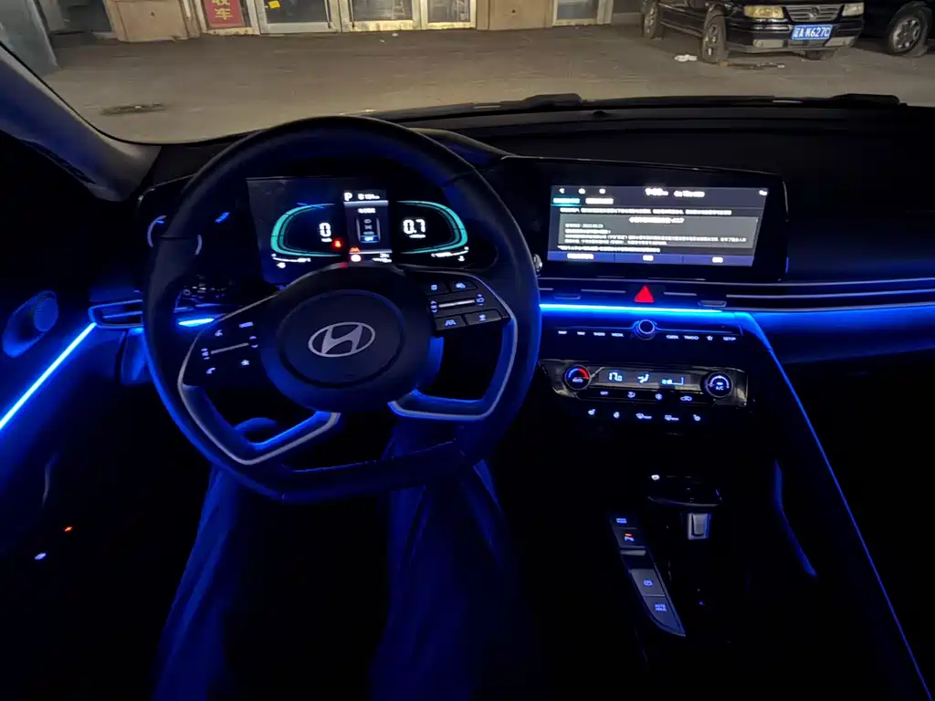 Hyundai Elantra 2023 — фото 17