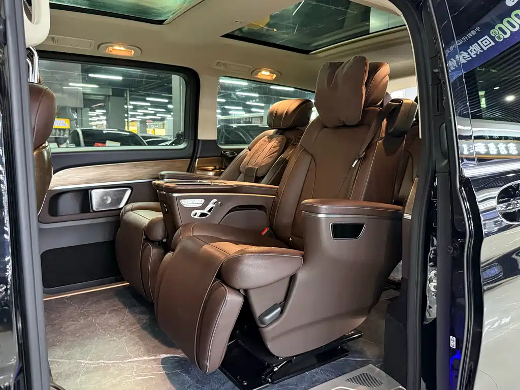 Mercedes-Benz V-Class 2024 — фото 15