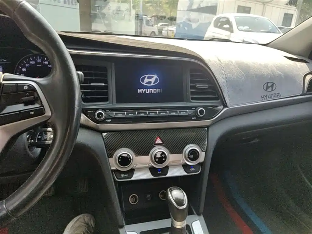 Hyundai Elantra 2020 — фото 13