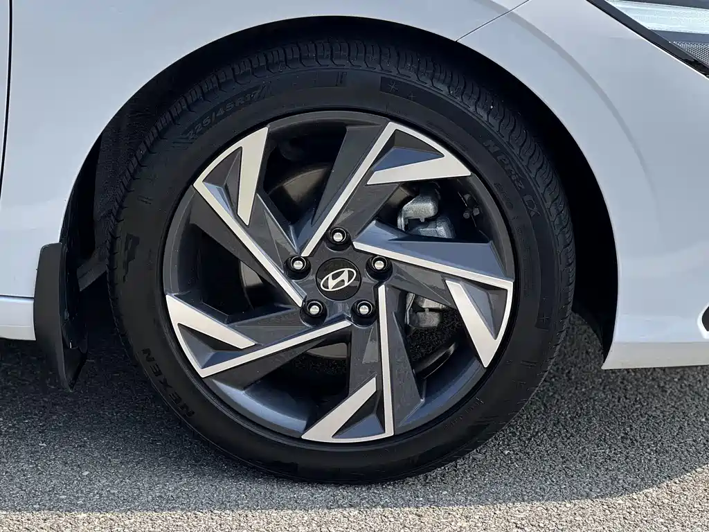 Hyundai Elantra 2023 — фото 9