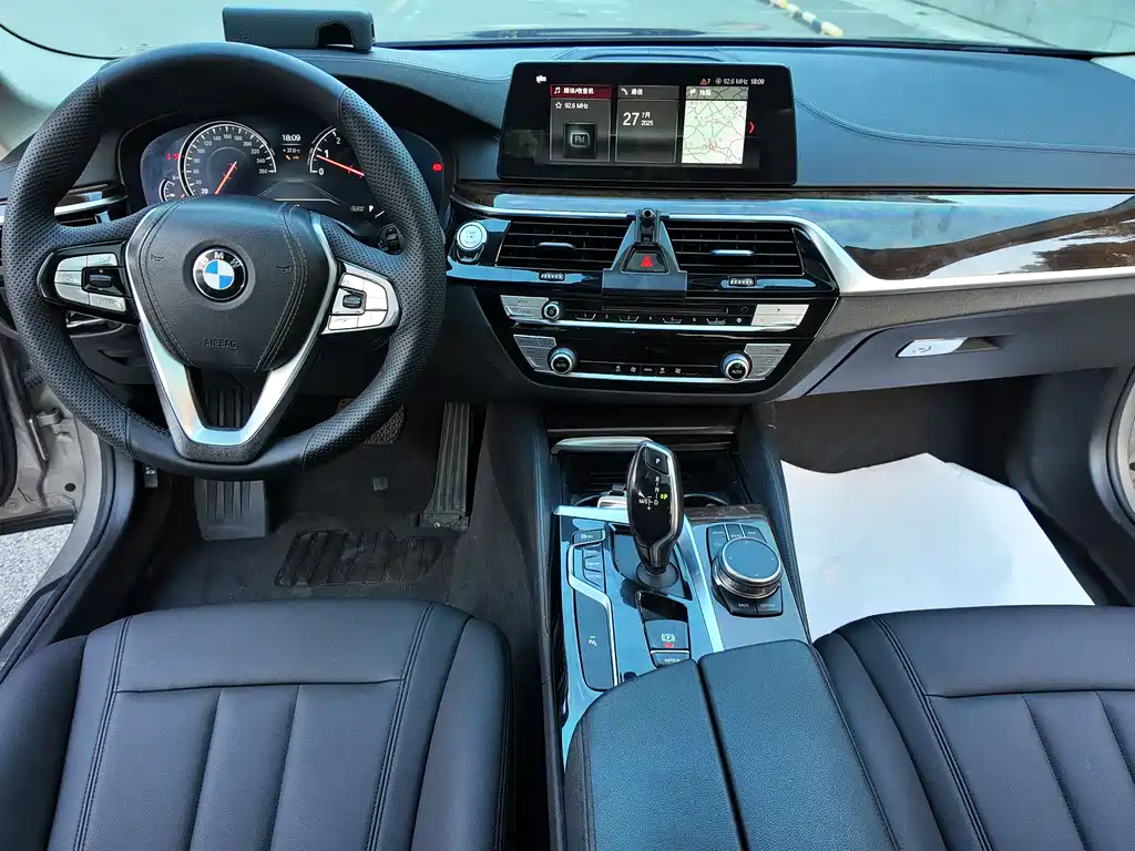 BMW 5 Series 2018 — фото 15