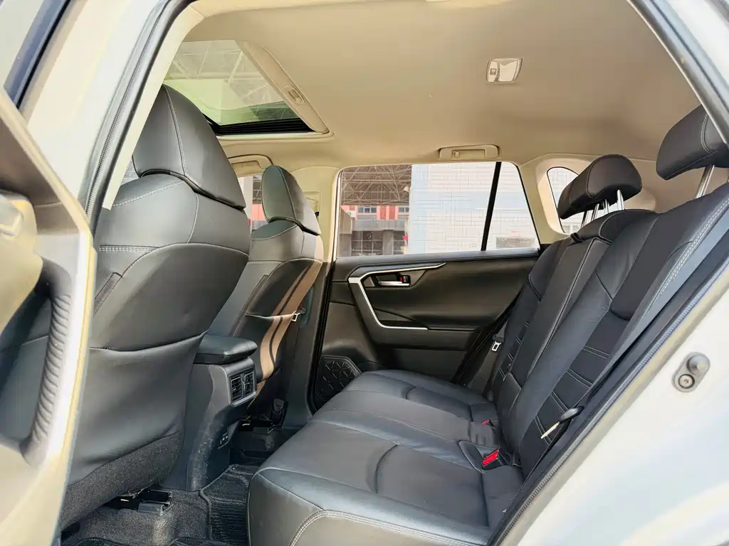 Toyota RAV4 2021 — фото 14
