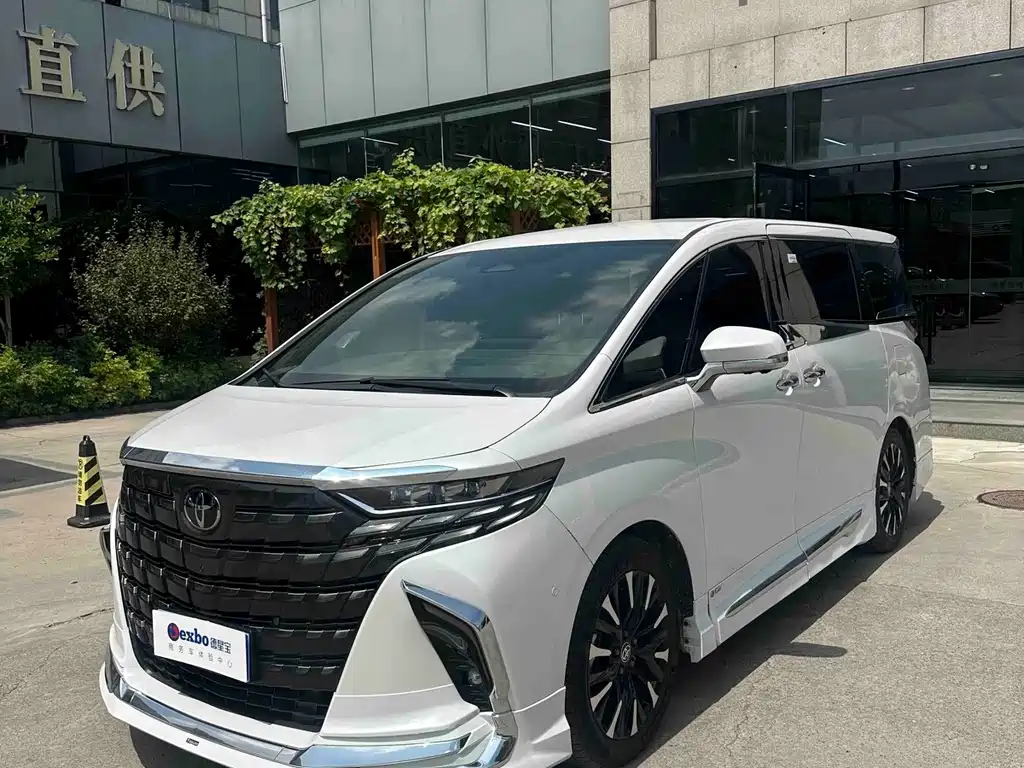 Toyota Alphard 2024 — фото 1