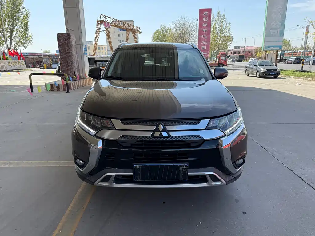 Mitsubishi Outlander 2019 — фото 2