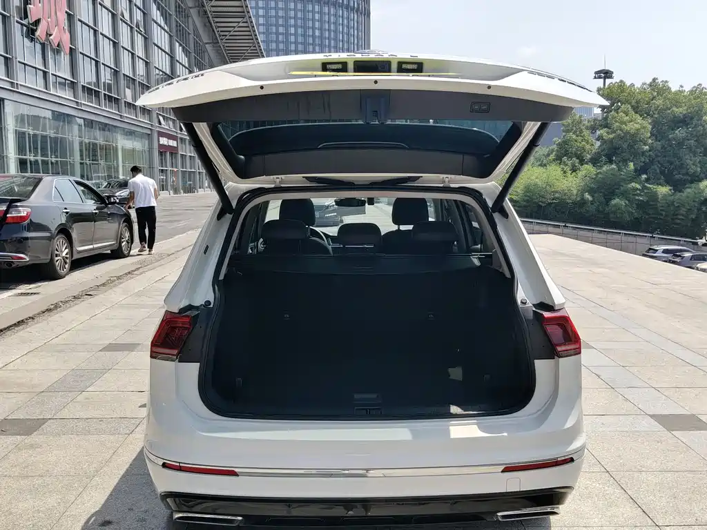 Volkswagen Tiguan L PHEV 2021 — фото 10