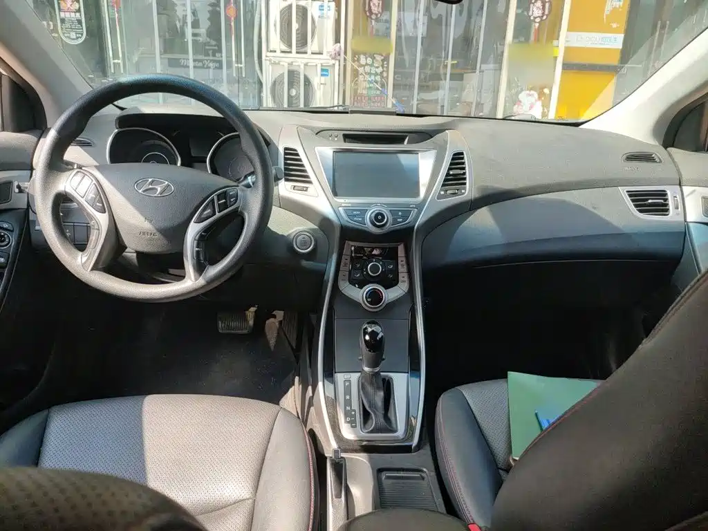 Hyundai Elantra 2016 — фото 10