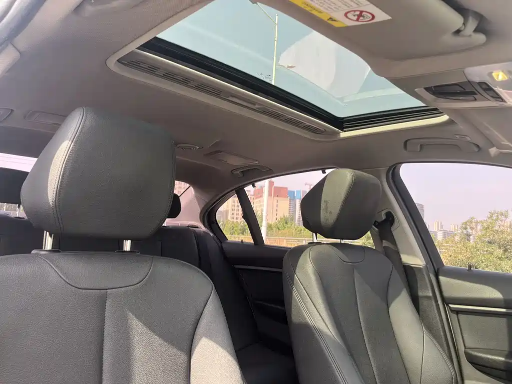 BMW 3 Series 2018 — фото 13