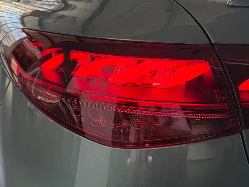 Mercedes-Benz EQE 2025 — фото 12