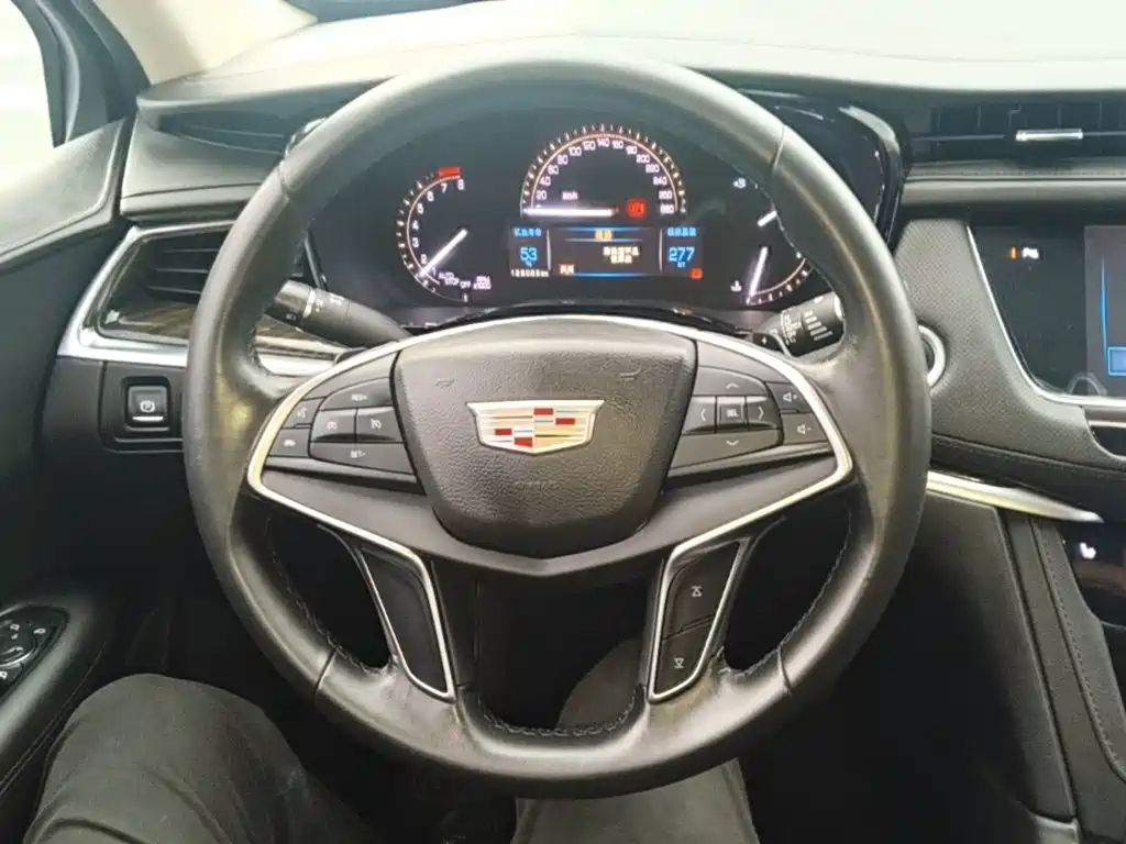 Cadillac XT5 2017 — фото 11