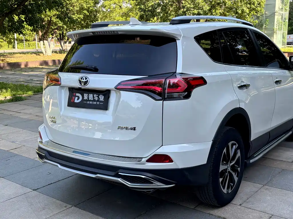 Toyota RAV4 2016 — фото 10