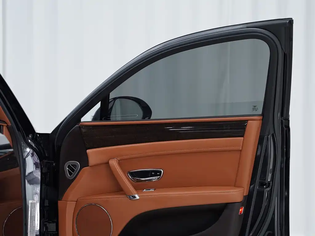 Bentley Flying Spur 2018 — фото 16