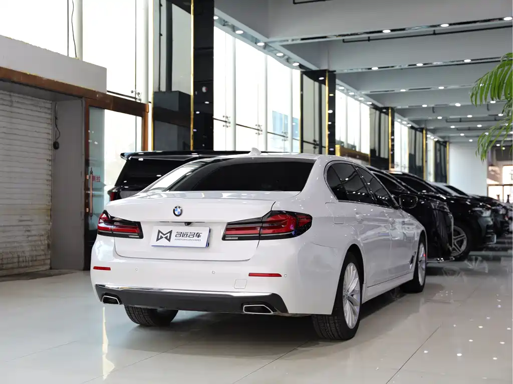 BMW 5 Series 2022 — фото 16