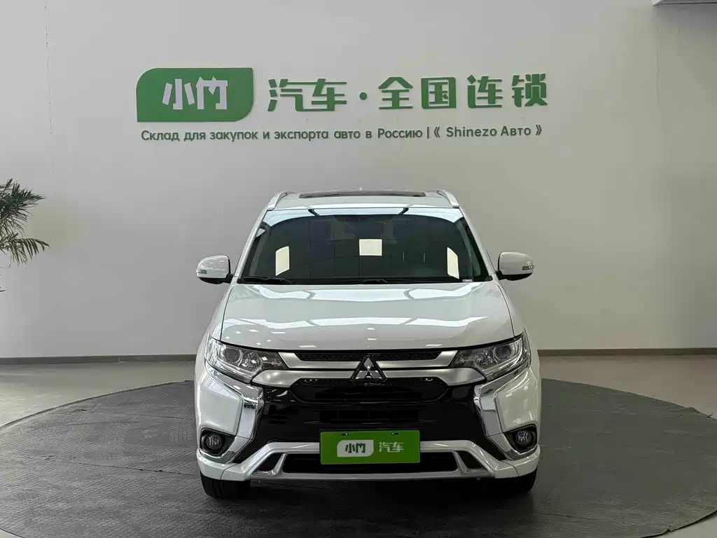 Mitsubishi Outlander 2022 — фото 2