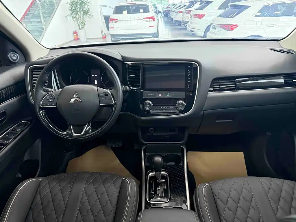 Mitsubishi Outlander 2022 — фото 19