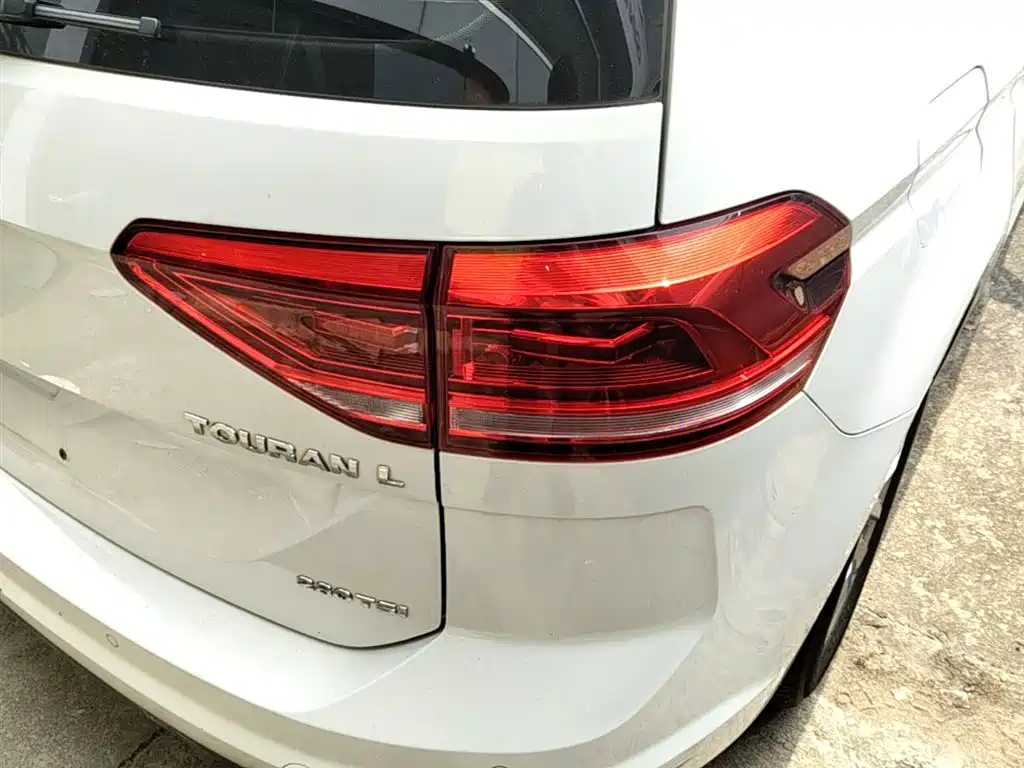 Volkswagen Touran 2017 — фото 8