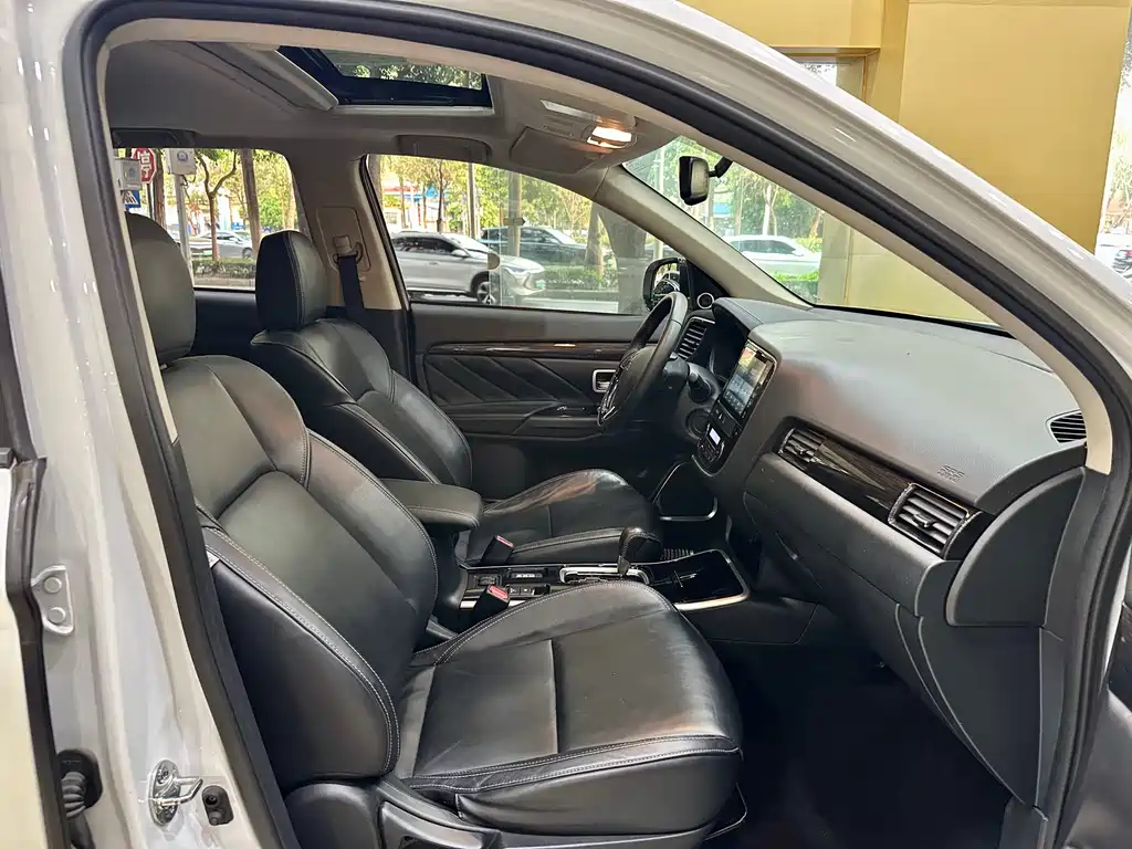 Mitsubishi Outlander 2020 — фото 10