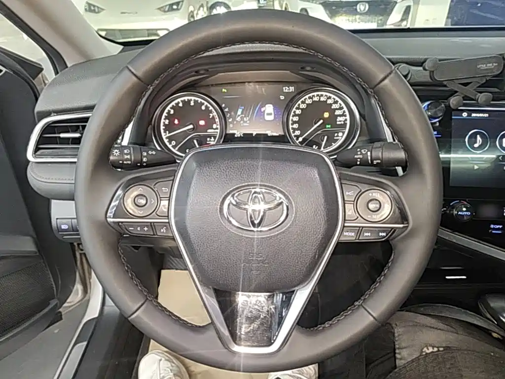 Toyota Camry 2019 — фото 11