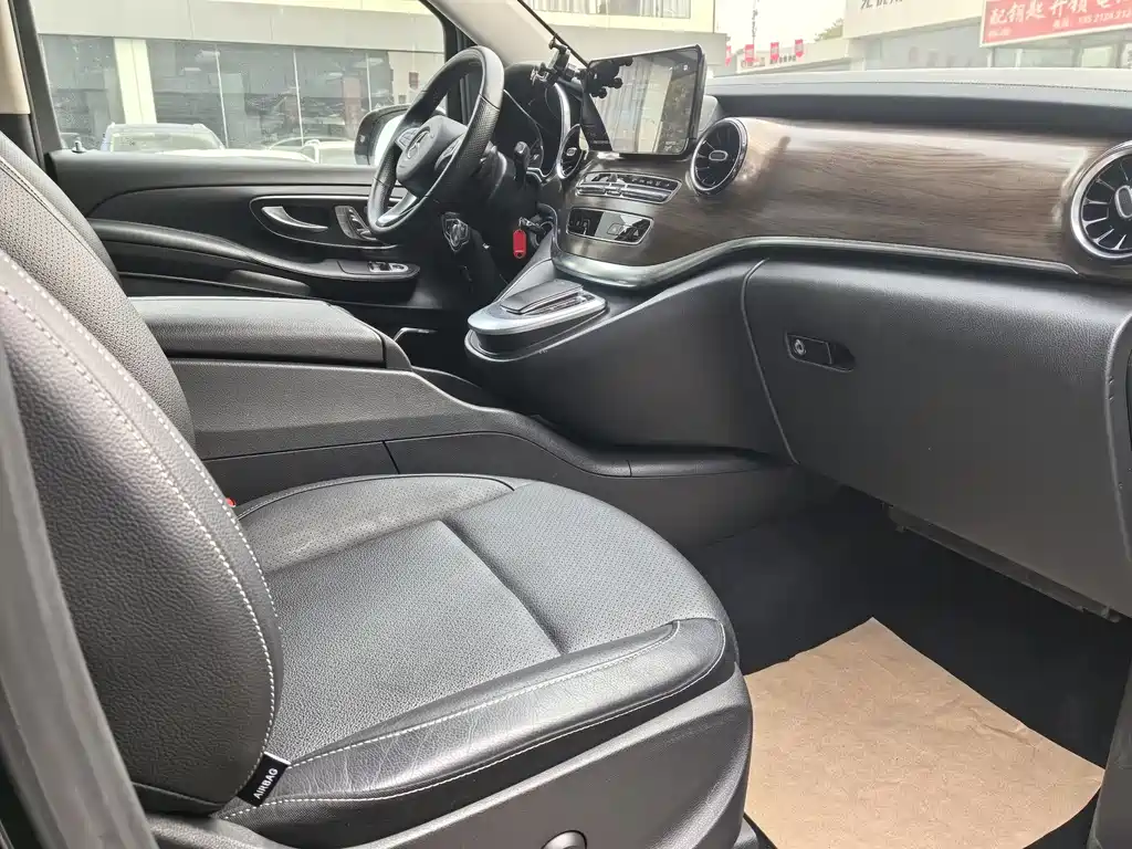 Mercedes-Benz V-Class 2022 — фото 23