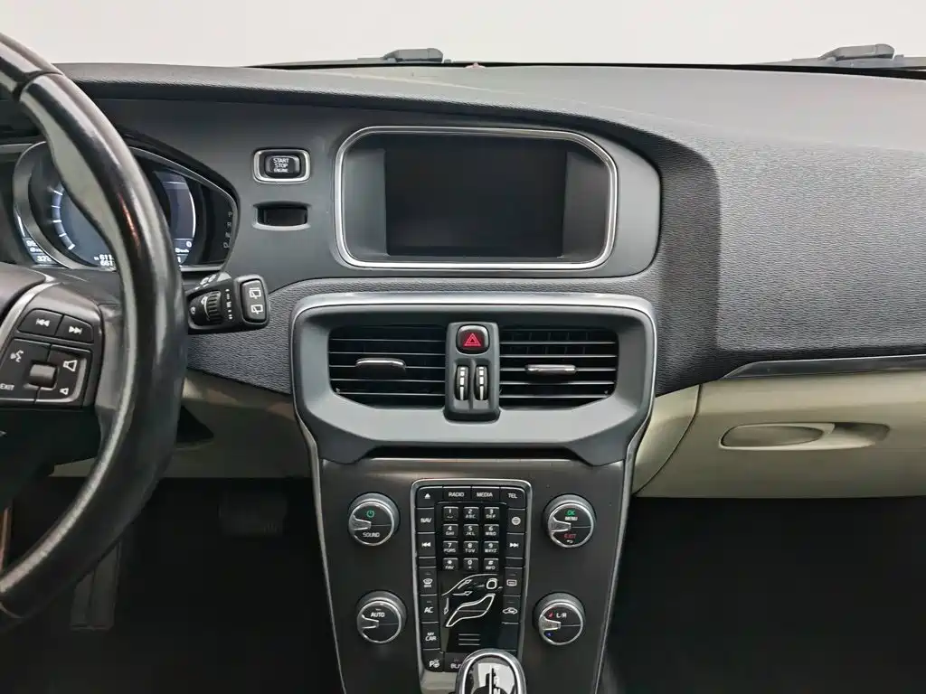 Volvo V40 2015 — фото 12