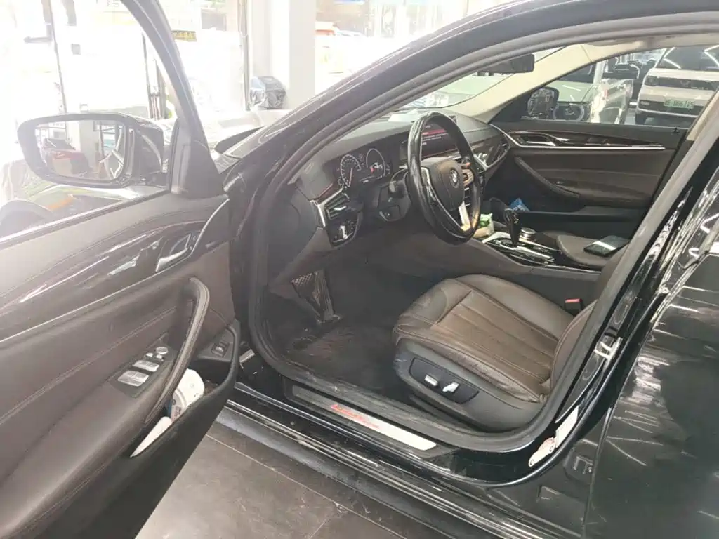 BMW 5 Series 2019 — фото 16