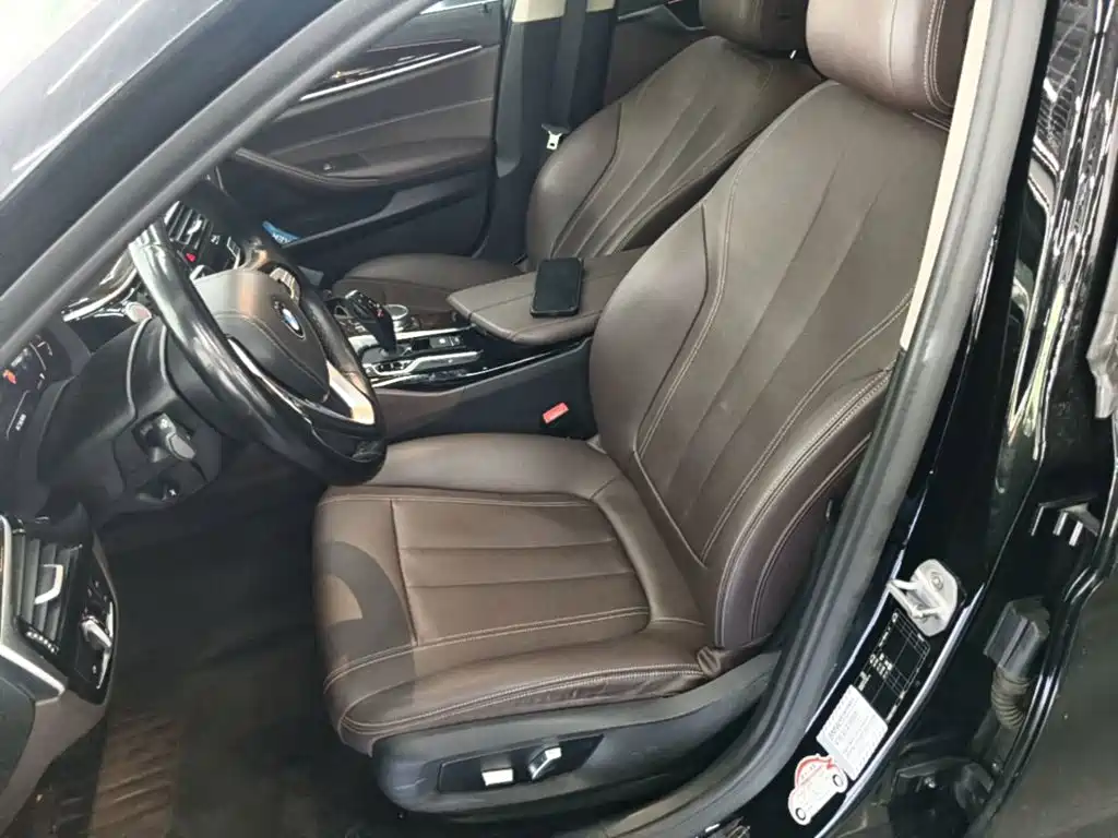 BMW 5 Series 2019 — фото 15