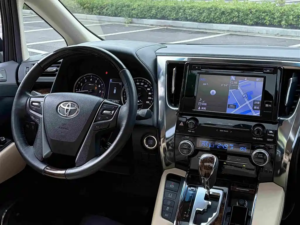 Toyota Alphard 2018 — фото 16