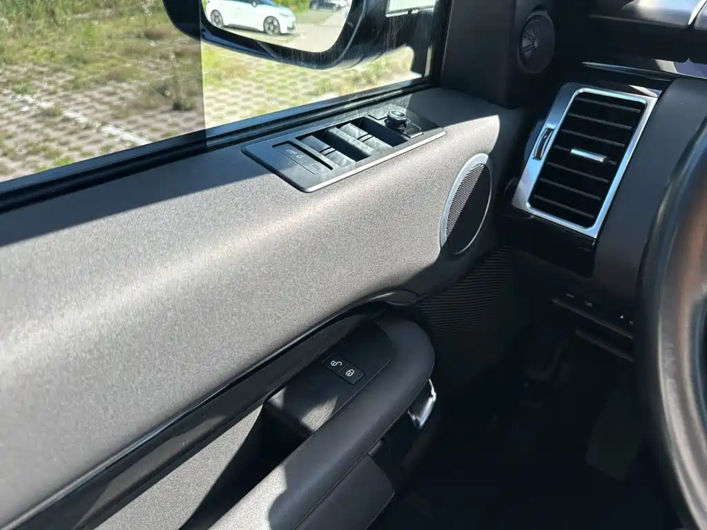 Land Rover Discovery 2018 — фото 24