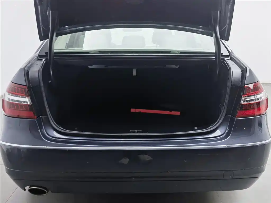 Mercedes-Benz E-Class 2011 — фото 16