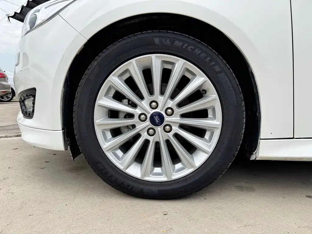 Ford Focus 2018 — фото 12