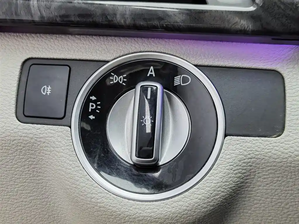 Mercedes-Benz E-Class 2011 — фото 21