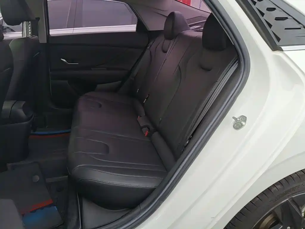 Hyundai Elantra 2021 — фото 17