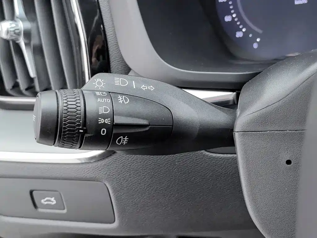 Volvo XC60 2023 — фото 21