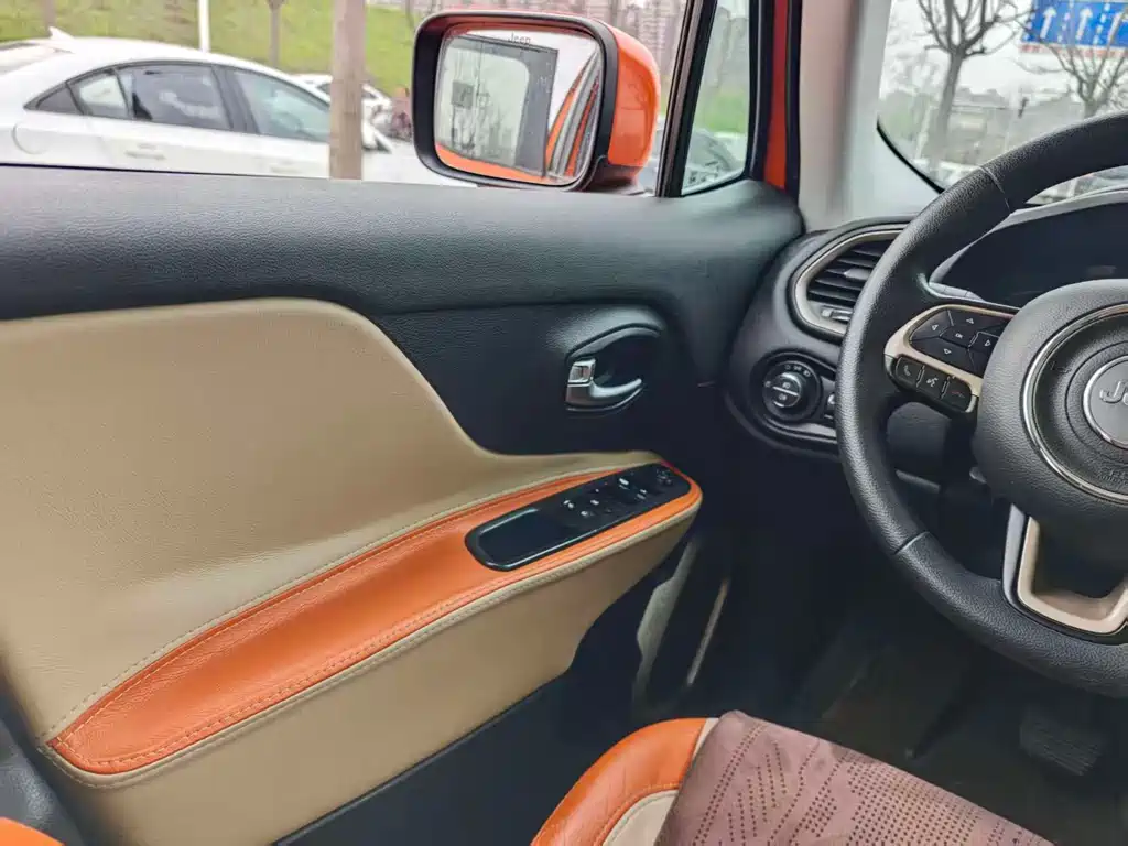 Jeep Renegade 2017 — фото 16