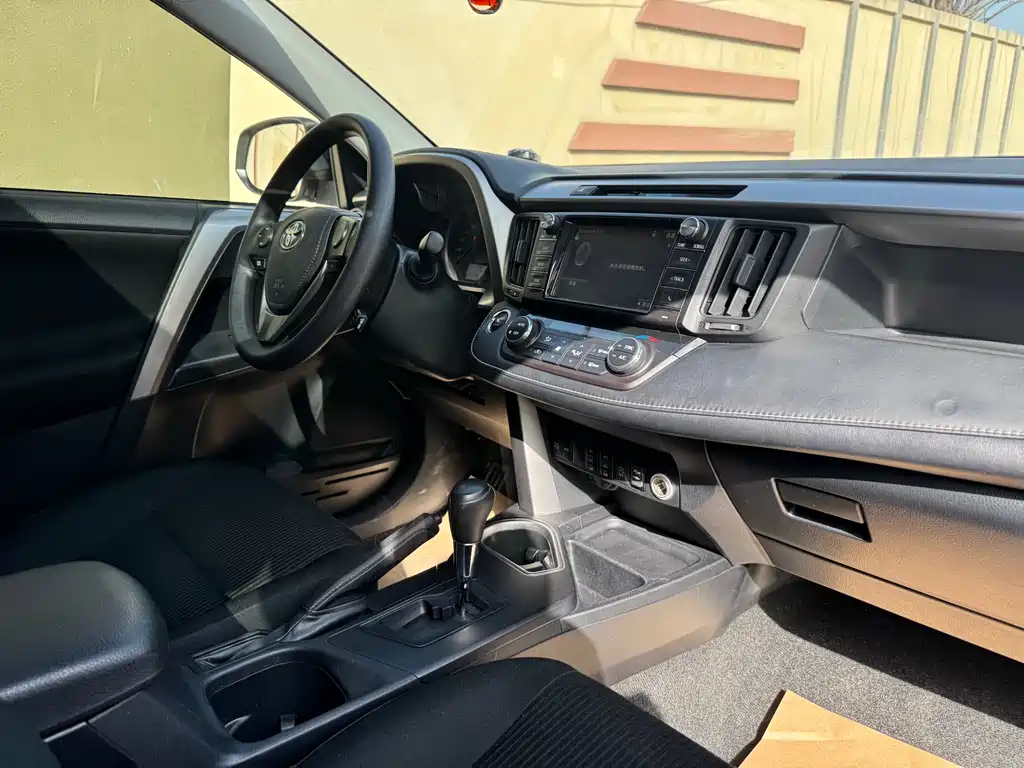 Toyota RAV4 2018 — фото 19