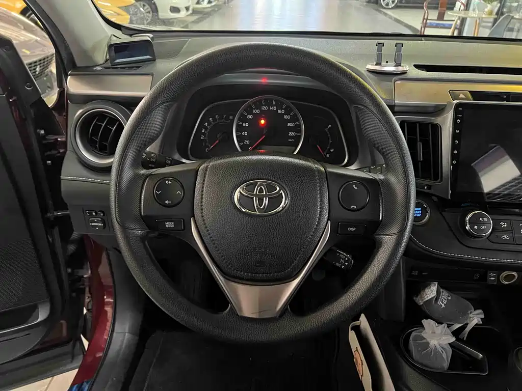 Toyota RAV4 2017 — фото 8