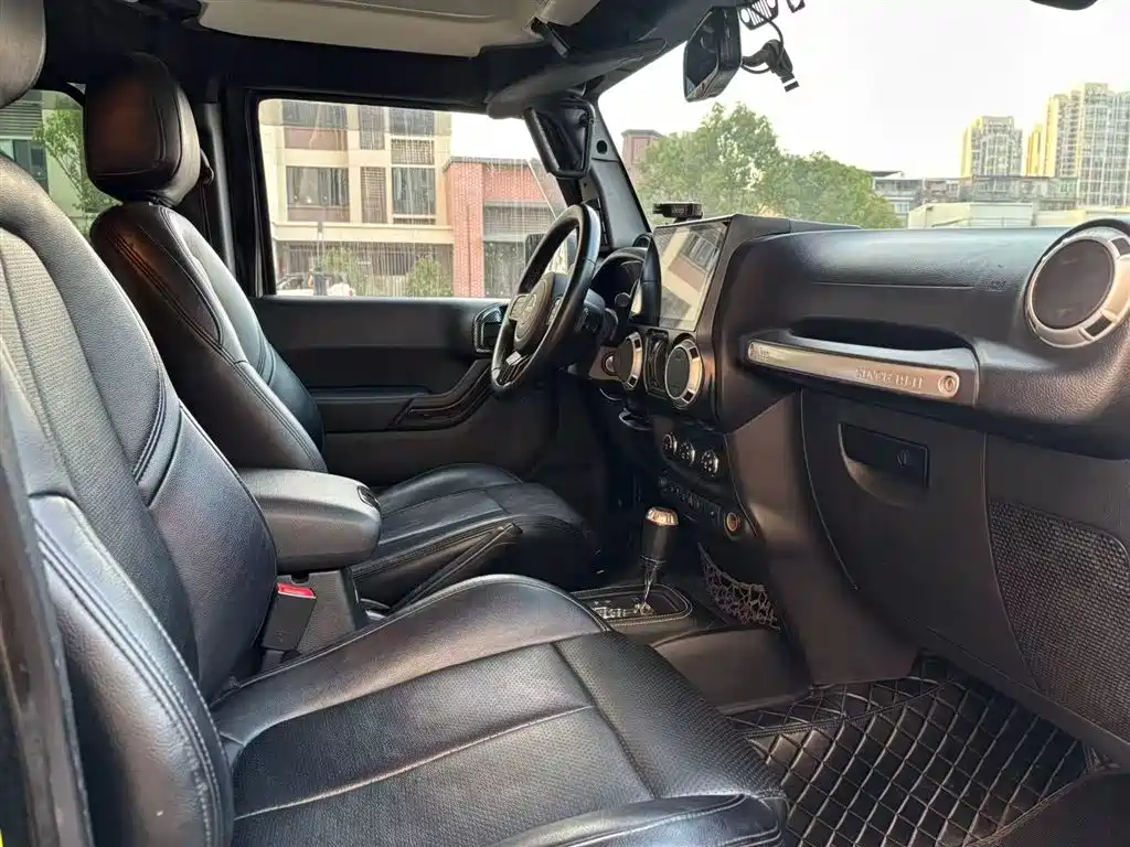 Jeep Wrangler 2013 — фото 11