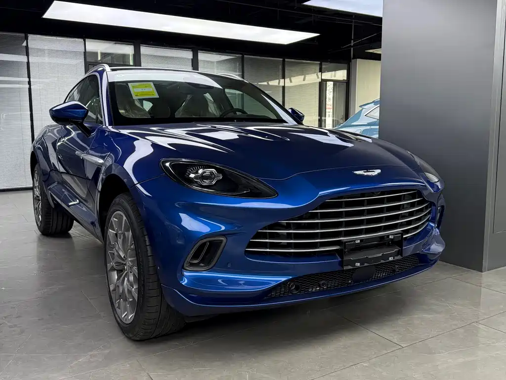 Aston Martin DBX — фото 1