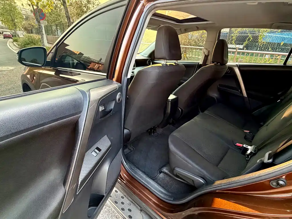 Toyota RAV4 2015 — фото 12