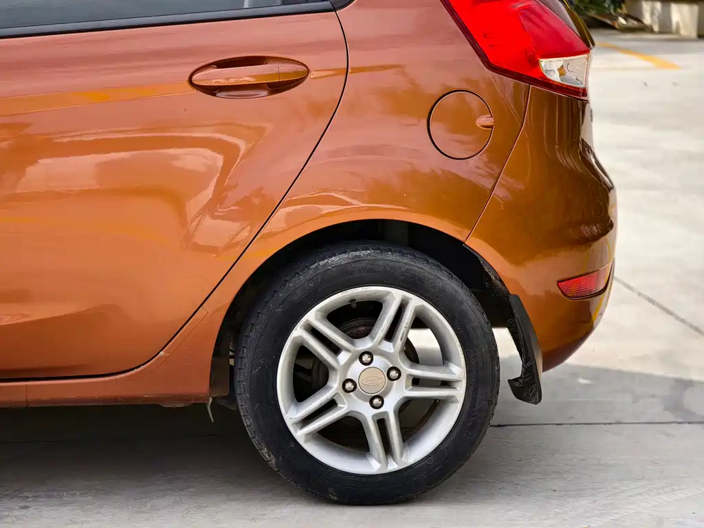 Ford Fiesta 2014 — фото 10