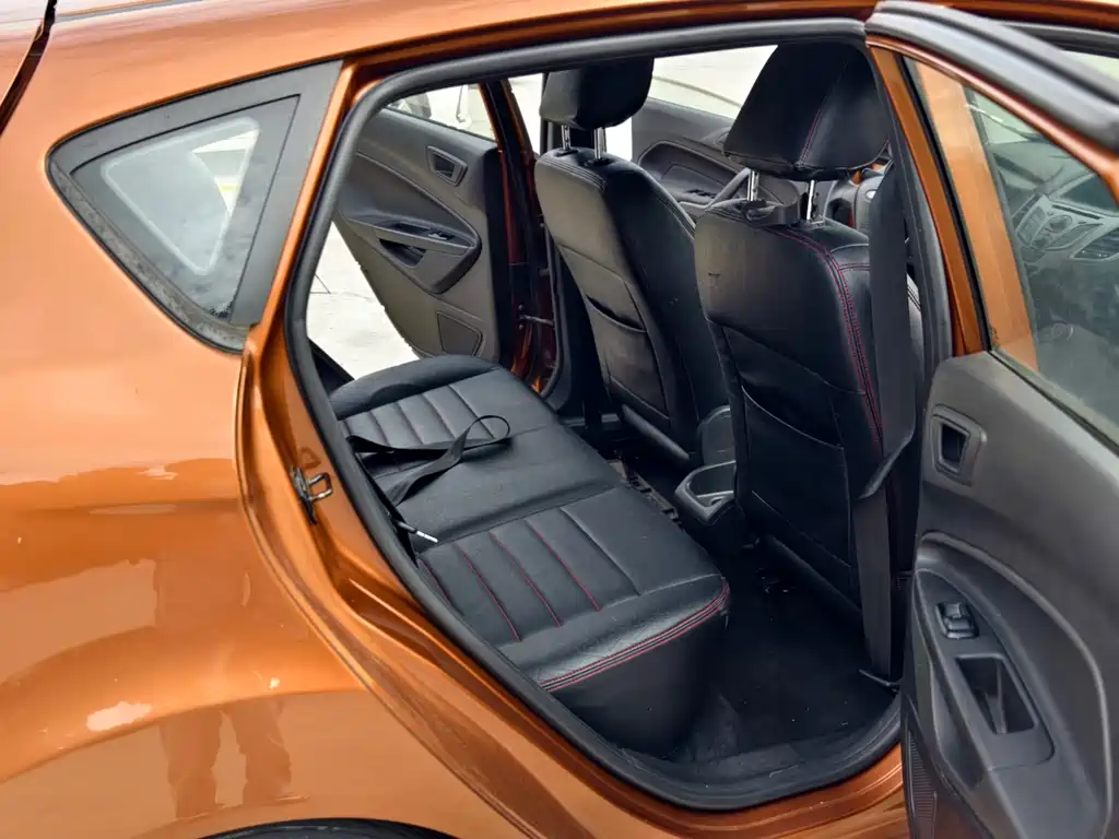 Ford Fiesta 2014 — фото 18