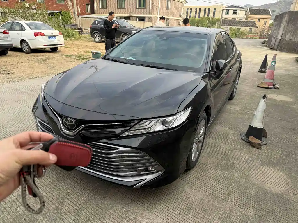 Toyota Camry 2020 — фото 1