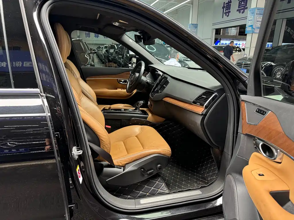 Volvo XC90 2018 — фото 13