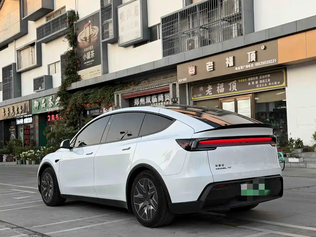 Tesla Model Y L 2026 — фото 8